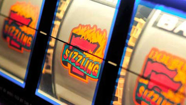 Sizzling 7's slot machine window